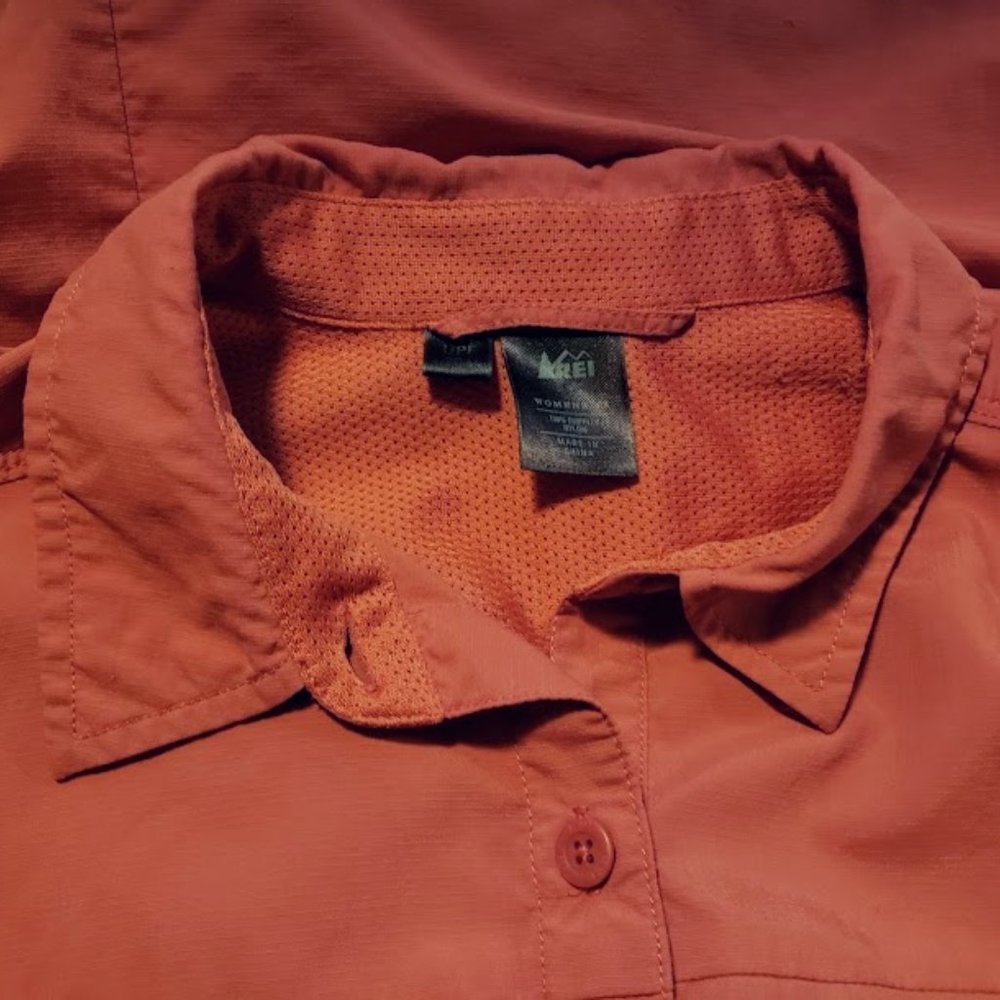 REI vented hiking / active wear 1X shirt with zippered hidden pockets - Picture 2 of 4